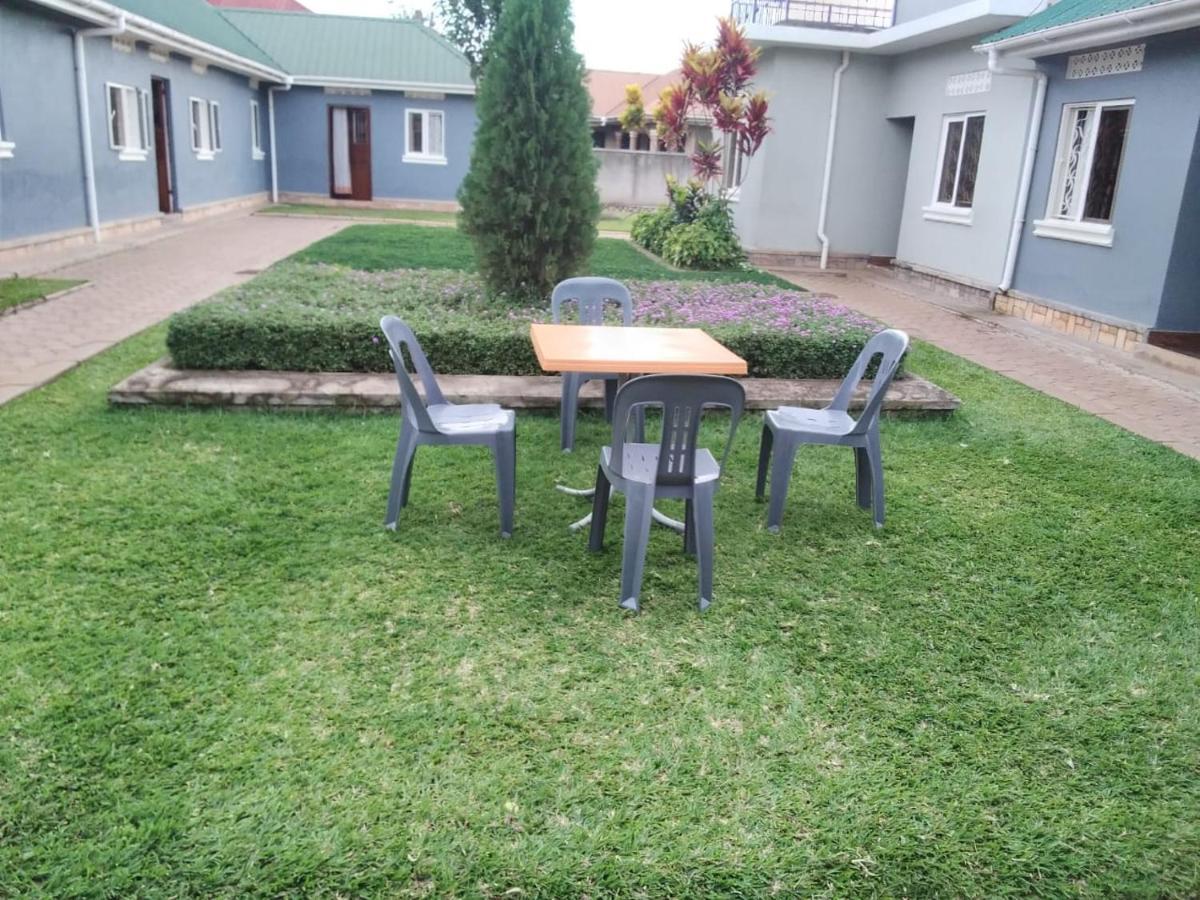 Migingo Suites Энтеббе Экстерьер фото